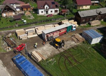 Primării sucevene, firme și asociații s-au angajat să construiască locuințe la Broșteni. Există deja angajamente ferme pentru 19 case care vor fi ridicate de la zero (Foto)