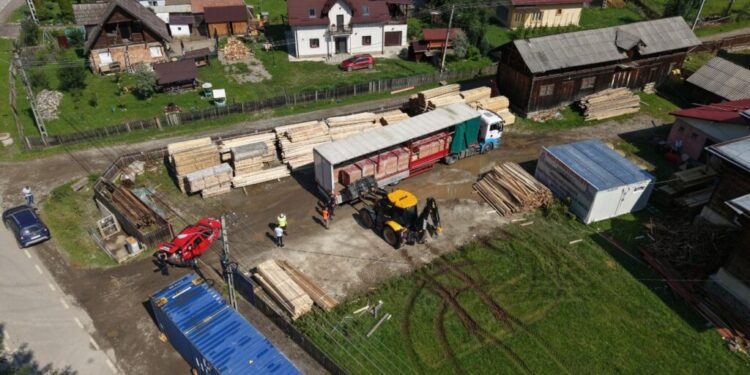 Primării sucevene, firme și asociații s-au angajat să construiască locuințe la Broșteni. Există deja angajamente ferme pentru 19 case care vor fi ridicate de la zero (Foto)