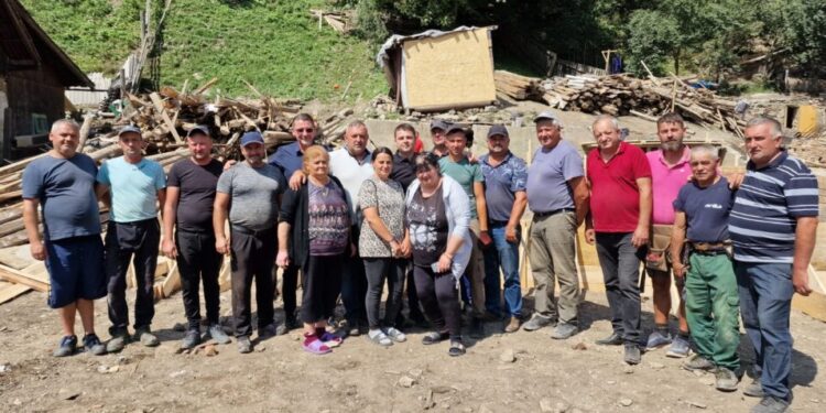 Gheorghe Șoldan, pe ”șantierul solidarității din Broșteni”:  Vom continua sprijinul financiar de la Consiliul Județean Suceava pentru ca oamenii să își recupereze pagubele (Foto)