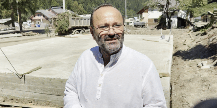 Primarul și viceprimarul de la Valea Moldovei, primarul de la Bosanci și directorul Centrului Cultural Bucovina, printre cei care lucrează, efectiv, la reconstrucția caselor din Broșteni (Foto)