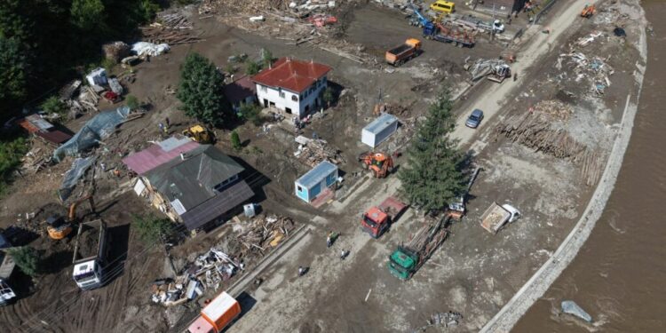 Primării sucevene, firme și asociații s-au angajat să construiască locuințe la Broșteni. Există deja angajamente ferme pentru 19 case care vor fi ridicate de la zero (Foto)