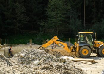 Președintele Consiliului Județean Maramureș și prefectul, cu 7 camioane cu materiale de construcții, la Broșteni (Foto)