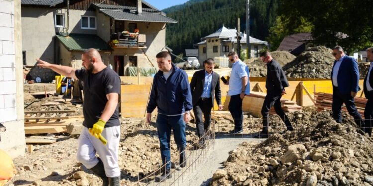 Președintele Consiliului Județean Maramureș și prefectul, cu 7 camioane cu materiale de construcții, la Broșteni (Foto)