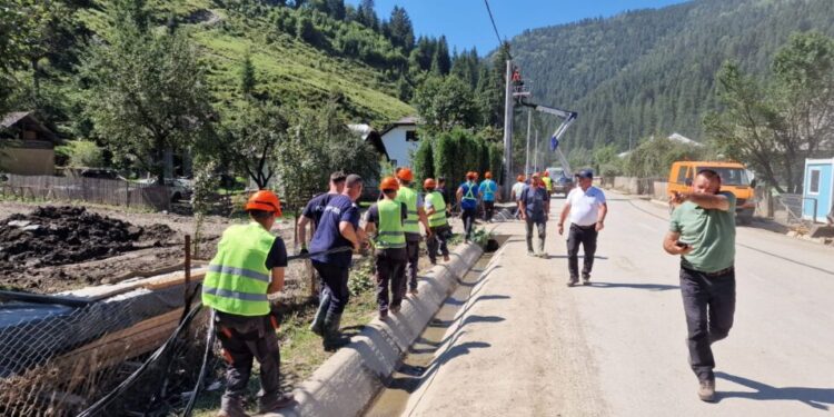 BCA, bolțari și ciment, pentru Broșteni. Rețeaua electrică este aproape gata. De săptămîna viitoare se va lucra la infrastructura rutieră (Foto)