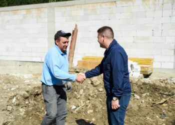 Președintele Consiliului Județean Maramureș și prefectul, cu 7 camioane cu materiale de construcții, la Broșteni (Foto)