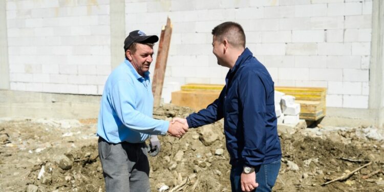 Președintele Consiliului Județean Maramureș și prefectul, cu 7 camioane cu materiale de construcții, la Broșteni (Foto)