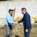 Președintele Consiliului Județean Maramureș și prefectul, cu 7 camioane cu materiale de construcții, la Broșteni (Foto)