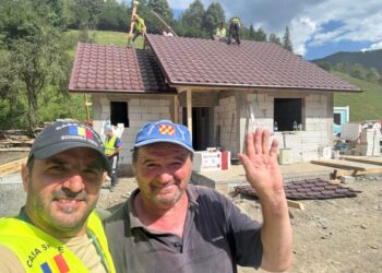 Prima casă reconstruită după inundațiile de la Broșteni a fost predată proprietarului, un bărbat de 73 de ani. Locuința a fost ridicată în două săptămîni cu opt oameni  (Foto)