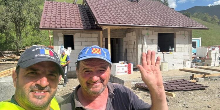 Prima casă reconstruită după inundațiile de la Broșteni a fost predată proprietarului, un bărbat de 73 de ani. Locuința a fost ridicată în două săptămîni cu opt oameni  (Foto)