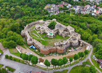 Lucrări pentru eliminarea infiltrațiilor de apă de la Cetatea de Scaun a Sucevei. Termenul de execuție este de 12 luni, iar garanția lucrărilor va fi de 20 de ani