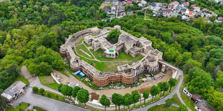 Lucrări pentru eliminarea infiltrațiilor de apă de la Cetatea de Scaun a Sucevei. Termenul de execuție este de 12 luni, iar garanția lucrărilor va fi de 20 de ani