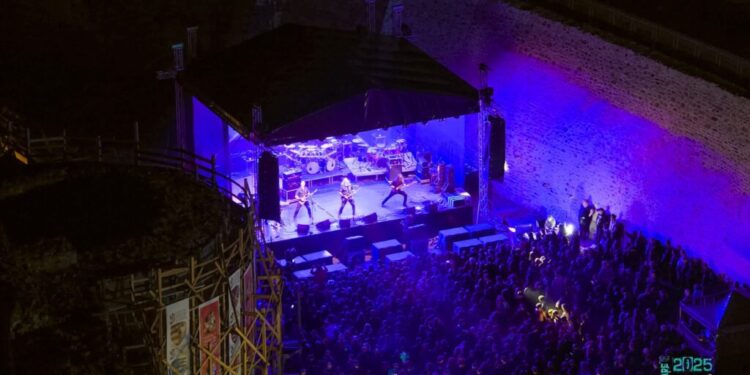Peste 5.000 de participanți, la Cetatea de Rock a Sucevei. Emil Ursu: Vremea, din păcate, n-a ținut neapărat cu noi, însă rock-ul înseamnă, totuși, rock, înseamnă oameni hotărîți, și numărul de beneficiari l-a depășit pe cel de anul trecut