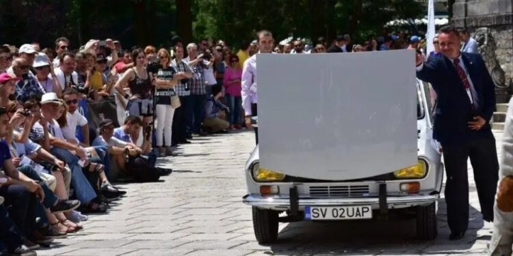 Expoziție de mașini de epocă Dacia-Renault, la Cetatea de Scaun. Va fi prezentată și Dacia cu numărul 2 ieșită pe poarta uzinei