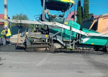 Asfaltări de drumuri județene, la Voitinel și Șaru Dornei