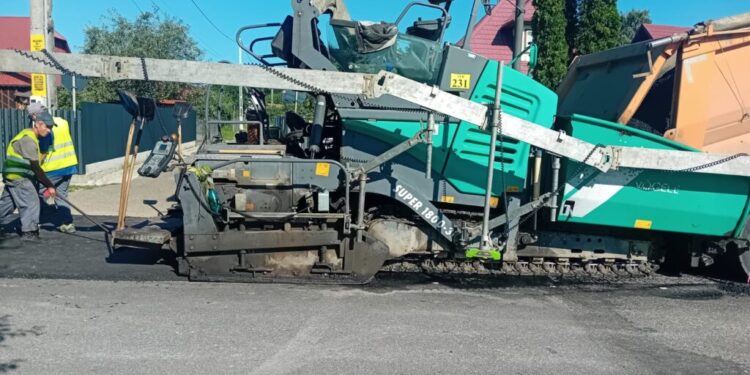 Asfaltări de drumuri județene, la Voitinel și Șaru Dornei