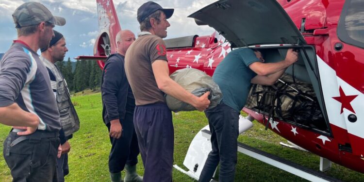 Timp de cîteva ore, un elicopter privat a făcut mai multe curse pentru a-i aproviziona cu mîncare pe ciobanii rămași izolați pe munții din Broșteni