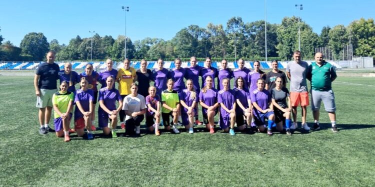 Echipa de fotbal feminin a Universității ”Ștefan cel Mare” Suceava continuă pregătirile. Primul meci al nou înființatei echipe va avea loc pe 14 septembrie, pe ”Areni”. Echipa evoluează în Liga a III-a