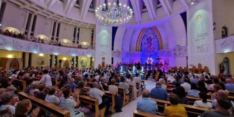 Municipiul Iași, concert caritabil pentru zonele sinistrate din județul Suceava. Gheorghe Șoldan: ”Solidaritatea oamenilor e mai puternică decît orice calamitate. Mulțumim, Iași!” (Foto)