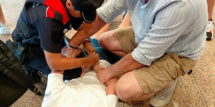 Un jandarm sucevean a ajutat autoritățile spaniole să prindă niște fugari în aeroportul din Barcelona. Ionuț Boicu se afla în concediu