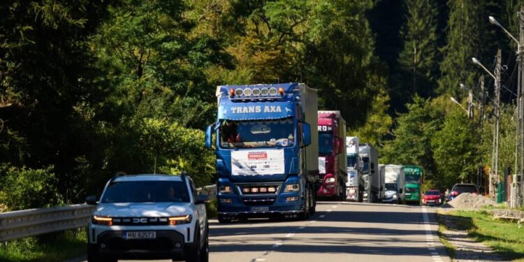 Președintele Consiliului Județean Maramureș și prefectul, cu 7 camioane cu materiale de construcții, la Broșteni (Foto)