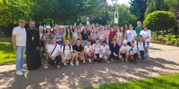 33 de copii de etnie română din Cernăuți, în tabără la Muzeul Satului Bucovinean. Au fost ateliere de pictură de icoane pe sticlă și de ouă încondeiate, și un atelier de dans