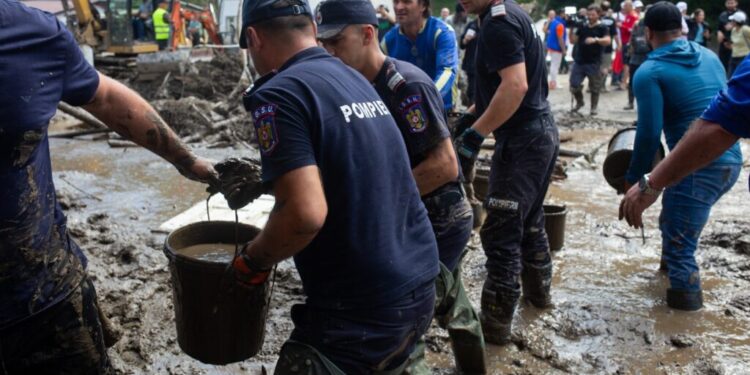 Și cîte 400 de pompieri și de voluntari pe zi, în sprijinul orașului Broșteni