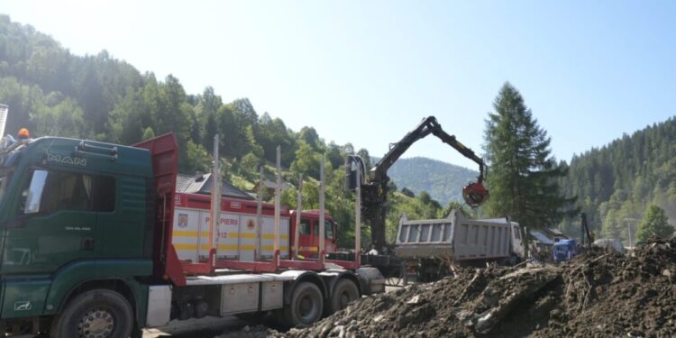 Pompieri din 16 județe, în sprijinul pompierilor suceveni care lucrează la îndepărtarea efectelor inundațiilor