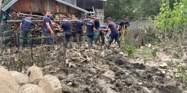 Pompieri din 16 județe, în sprijinul pompierilor suceveni care lucrează la îndepărtarea efectelor inundațiilor