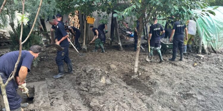 ISU Suceava: S-au scos aluvinile și apa din 593 de gospodării. Pentru a menține funcționarea instalațiilor de alimentare cu apă menajeră în orașul Broșteni, pompierii au asigurat transportul a peste un milion de litri de apă