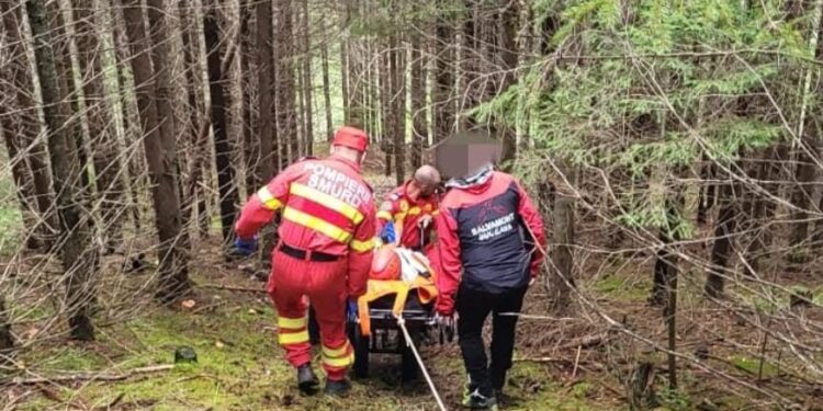 Femeie accidentată la cules ciuperci la Cîrlibaba, coborîtă din pădure de pompieri și salvamontiști, și transportată la Urgențele din Vatra Dornei
