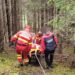 Femeie accidentată la cules ciuperci la Cîrlibaba, coborîtă din pădure de pompieri și salvamontiști, și transportată la Urgențele din Vatra Dornei
