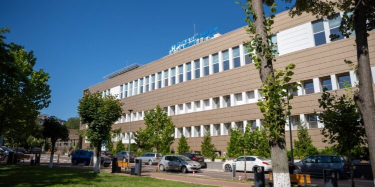 Lucrările de reabilitare energetică a Spitalului Clinic Județean Suceava, finalizate. Totodată, a fost instalată o centrală termică pe gaz care funcționează în cogenerare și au fost amplasate două stații de încărcare pentru vehicule electrice (Foto)