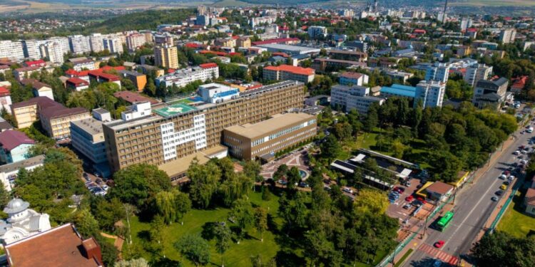 Lucrările de reabilitare energetică a Spitalului Clinic Județean Suceava, finalizate. Totodată, a fost instalată o centrală termică pe gaz care funcționează în cogenerare și au fost amplasate două stații de încărcare pentru vehicule electrice (Foto)