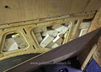 Telefoane în valoare de 700.000 de lei, confiscate dintr-un microbuz ucrainean, în PTF Vicovu de Sus. Microbuzul a fost pus sub sechestru de polițiștii de frontieră