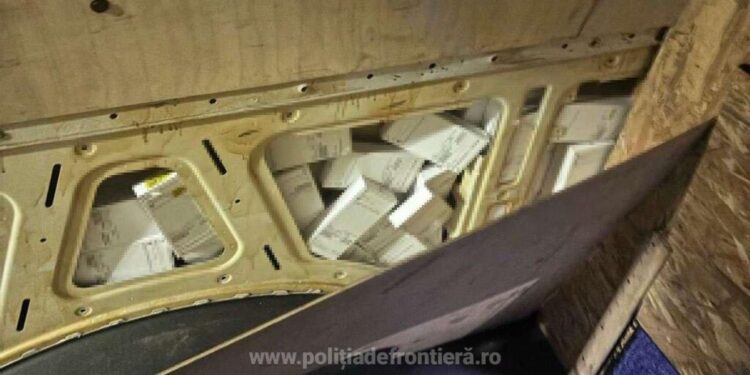 Telefoane în valoare de 700.000 de lei, confiscate dintr-un microbuz ucrainean, în PTF Vicovu de Sus. Microbuzul a fost pus sub sechestru de polițiștii de frontieră