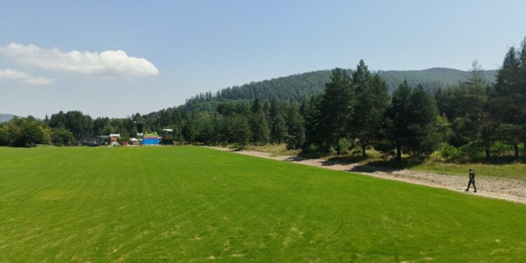 Teren de antrenament pentru fotbal și rugby, în Parcul Ariniș din Gura Humorului