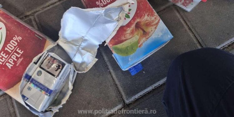 Țigări ascunse în cutii de suc, într-un microbuz care venea din Ucraina. Polițiștii de frontieră l-au avut în echipă și pe cîinele Lord
