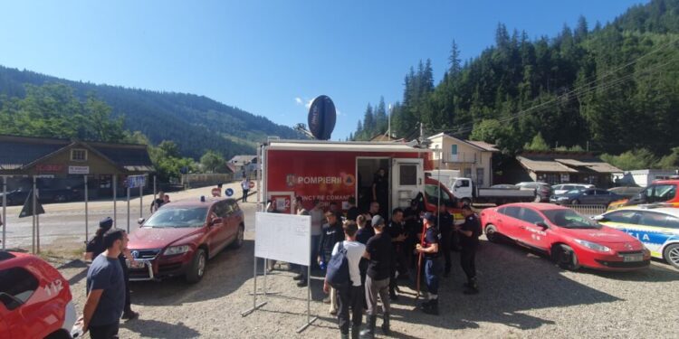ISU Suceava: Mulțumim voluntarilor! Rugăm voluntarii să se prezinte la Punctul de Comandă Mobil din Broșteni, pentru a fi înregistrați și îndrumați pentru a lucra eficient