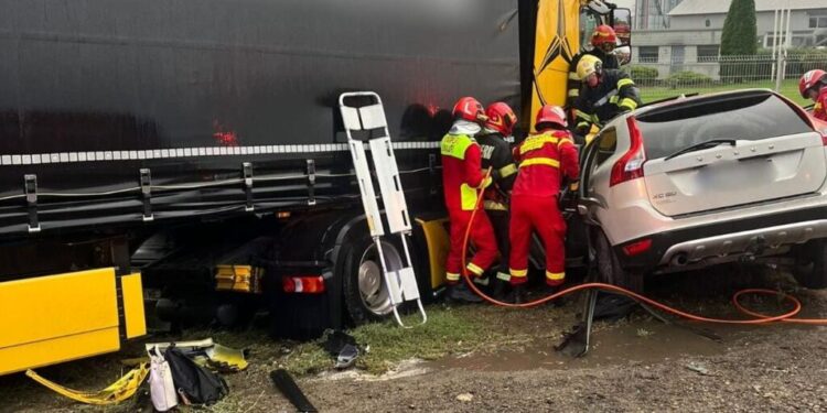 O femeie în vîrstă de 50 de ani a murit într-un accident care a avut loc la Pătrăuți. Două adolescente și o tînără au fost transportate la UPU Suceava cu politraumatisme