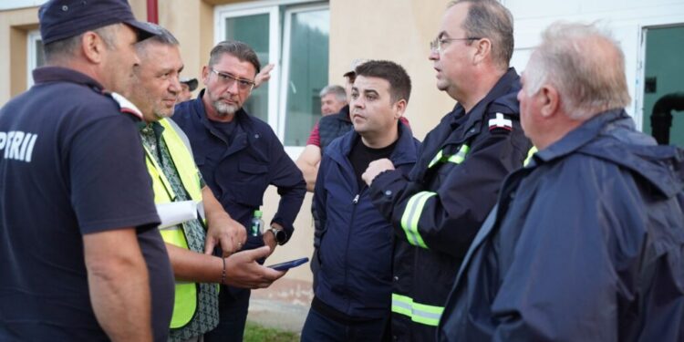 Prefectura Suceava, de Ziua Pompierilor, cu referire la pompierii care au intervenit în zonele lovite de inundații: Efortul depus, nopţile nedormite şi sacrificiul personal au făcut diferenţa în momentele de calamitate pentru comunităţile afectate