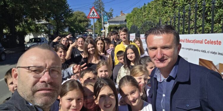 70 de copii din Putna, la Bojdeuca lui Creangă de la Iași, în cadrul acțiunii ”Autocarul premianților”