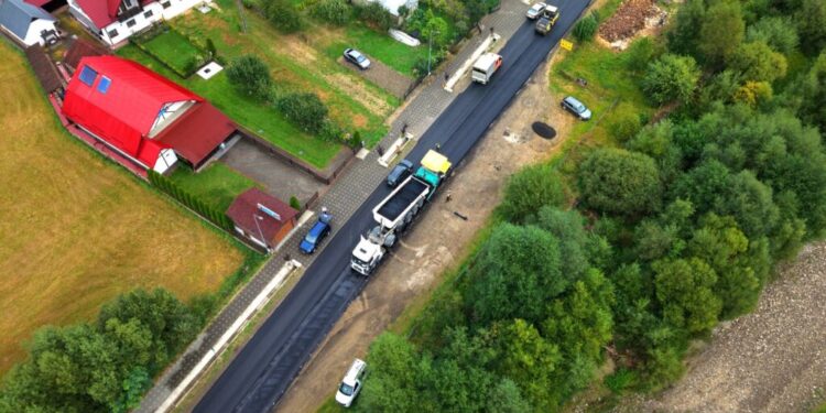 Asfaltările pe drumul care leagă localitățile Straja, Brodina și Ulma, aproape de final (Foto)