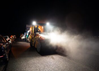 Lucrări de asfaltare desfășurate noaptea, pentru a nu îngreuna traficul (Foto)