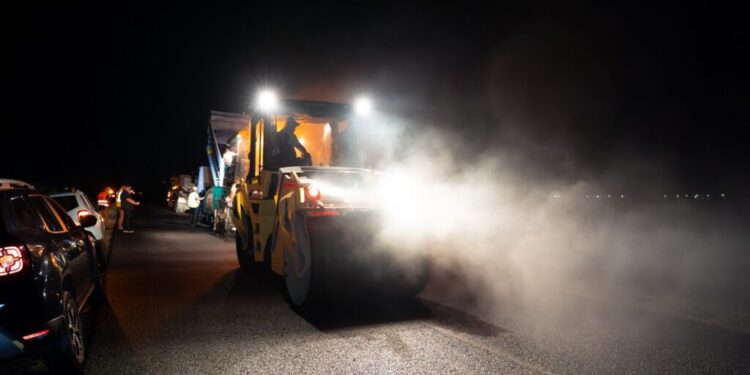 Lucrări de asfaltare desfășurate noaptea, pentru a nu îngreuna traficul (Foto)