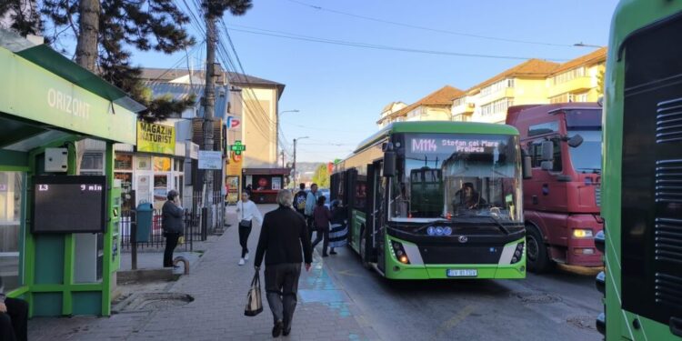 Directorul TPL Suceava, Gabriel Petruc, despre transportul metropolitan: S-a cam ajuns la un consens pe majoritatea rutelor. Trebuie să spunem și chestiunea asta: în autobuze, așa sînt ele construite, se circulă și în picioare