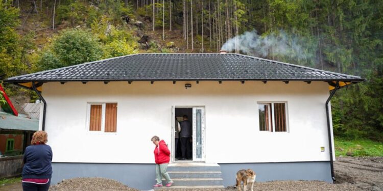 Broșteni, localitatea grav afectată de inundațiile din 27/28 iulie. Casă ridicată de comunitatea din comuna Slatina într-o lună și jumătate, sfințită (Foto)