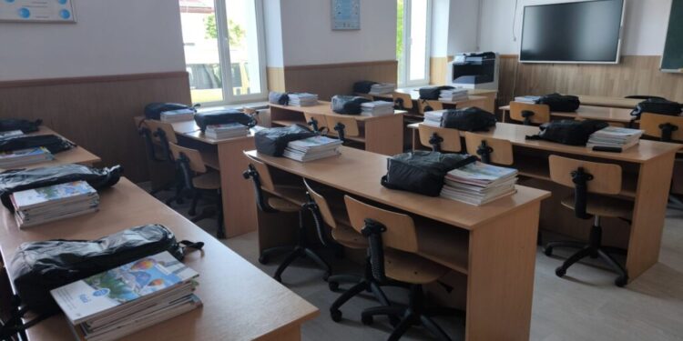 Ghiozdanele strînse în cadrul campaniei inițiate de Inspectoratul Școlar Suceava au ajuns la elevii din localitățile sinistrate