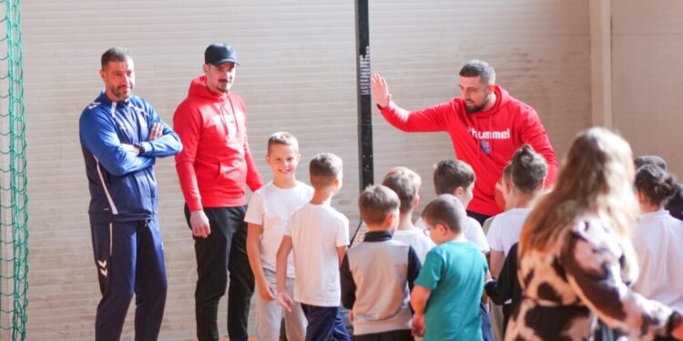 Handbaliștii de la CSU Suceava, alături de 200 de elevi de la ”Ion Creangă”, la Ziua Europeană a Sportului Școlar