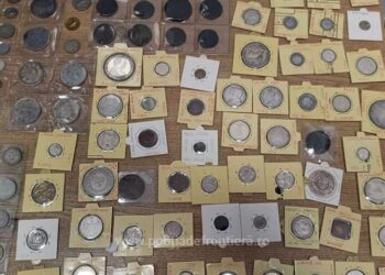 Monede vechi și medalii care s-ar putea să facă parte din patrimoniul unui stat străin, confiscate în Vama Siret