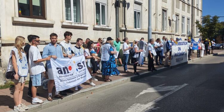 Protest al sindicatelor din învățămînt la Prefectura Suceava. ”Părinții, profesorii și elevii ÎMPREUNĂ, pentru EDUCAȚIE!” (Foto)